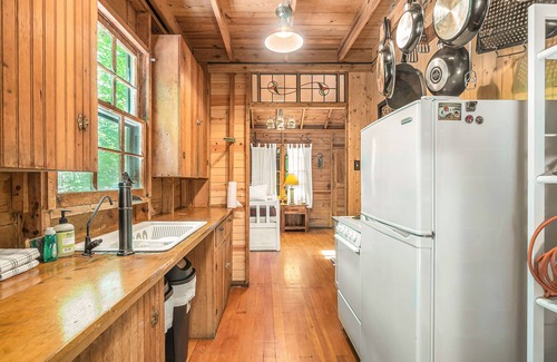 Holland Cabina | Secluded, dog-friendly cabin with Lake Michigan beach access & grill - near town