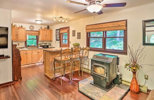 East Durham Cabina | Secluded East Durham Cabin Retreat w/ Deck!