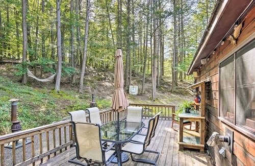 East Durham Cabina | Secluded East Durham Cabin Retreat w/ Deck!