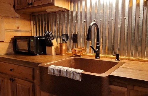 Ten Mile Cabina | Secluded East TN Log Cabin
