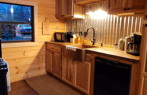 Ten Mile Cabina | Secluded East TN Log Cabin