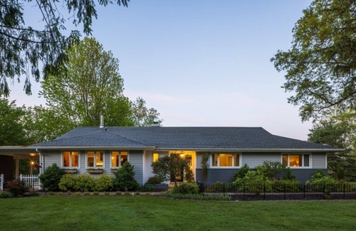 Logan Casa | Secluded & Fancy Lake House. Free kayaks & canoe!