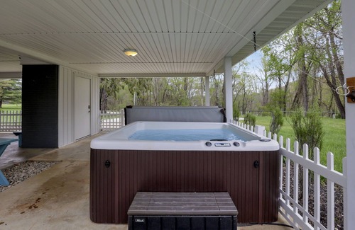 Logan Casa | Secluded & Fancy Lake House. Free kayaks & canoe!