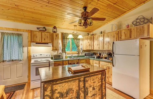 Farwell Cabina | Secluded Farwell Cabin w/ Fire Pit & Gas Grill!