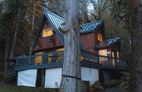 Skagit County Casa | Secluded Forest Cabin with Hot Tub and Private Waterfall