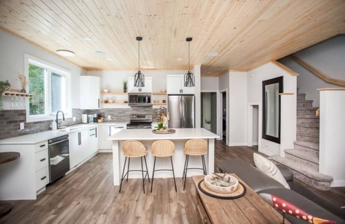 Lac du Bonnet Cabaña | Secluded Forest Themed Cottage with Hot Tub,3 bed 2 bath with loft sitting area