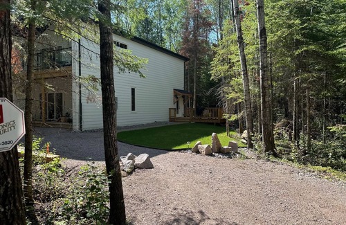 Lac du Bonnet Cabaña | Secluded Forest Themed Cottage with Hot Tub,3 bed 2 bath with loft sitting area