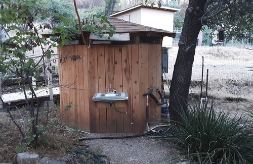 Redding Cabina | Secluded furnished cabin in woods next to seasonal creek in Shasta lake city.