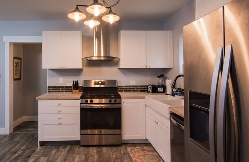 Vancouver Casa | Nueva gema aislada 3bd / 2Bth con bañera de hidromasaje, aire acondicionado y auto check-in