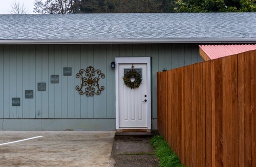 Vancouver Casa | Nueva gema aislada 3bd / 2Bth con bañera de hidromasaje, aire acondicionado y auto check-in