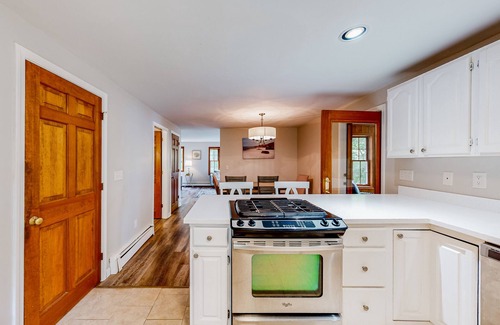Harpswell Casa | Secluded getaway on the sound with high-speed WiFi, deck & full kitchen