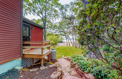 Harpswell Casa | Secluded getaway on the sound with high-speed WiFi, deck & full kitchen