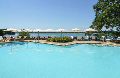 Shelter Island Heights Casa | Secluded Hideaway in 2 Waterview Rooms! Outdoor Pool, Bicycles & Stunning Views