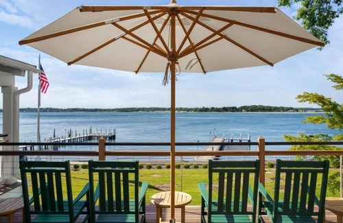 Shelter Island Heights Casa | Secluded Hideaway in 2 Waterview Rooms! Outdoor Pool, Bicycles & Stunning Views