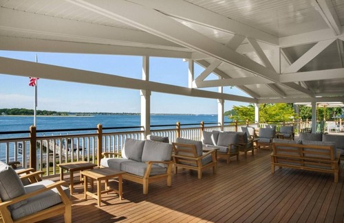 Shelter Island Heights Casa | Secluded Hideaway in 2 Waterview Rooms! Outdoor Pool, Bicycles & Stunning Views