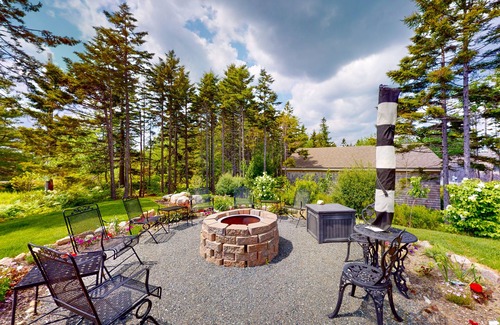 Stone Haven Casa | Nuevo chalet en una colina aislada con hermosas vistas de Cadillac y múltiples cubiertas.