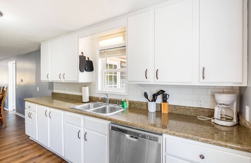 Sunrise Beach Casa | Secluded home near boat launch with deck, gazebo, washer/dryer, & central AC
