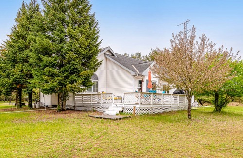 New Lisbon Casa | Secluded home on 1.5 acres with fast WiFi, deck, fireplace & AC - close to lake