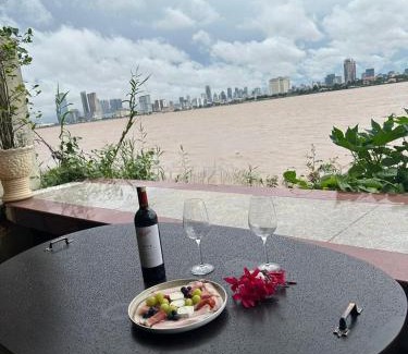 Khsach Kandal Casa | Secluded home on the Mekong river with Phnom Penh views