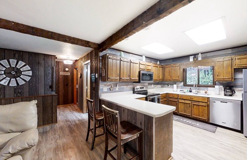 Murphy Casa | Secluded home with deck, firepit, sunroom, gas fireplace, & W/D