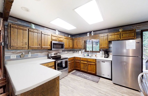 Murphy Casa | Secluded home with deck, firepit, sunroom, gas fireplace, & W/D
