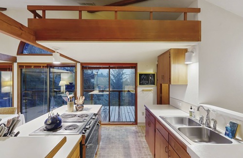 Otis Casa | ¡NUEVO LISTADO! Casa aislada con vistas a las copas de los árboles y balcón - cerca de la playa / Cascade Head