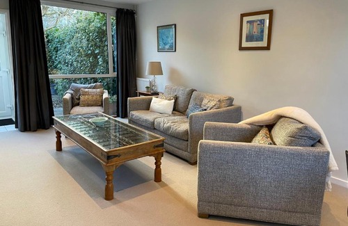 East Putney Casa | Secluded House in Vibrant Putney