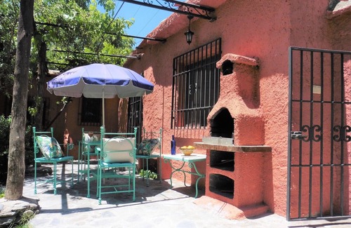 Orgiva Cabaña | Solitaria casa rural con vistas, amplia piscina, a las afueras de la ciudad