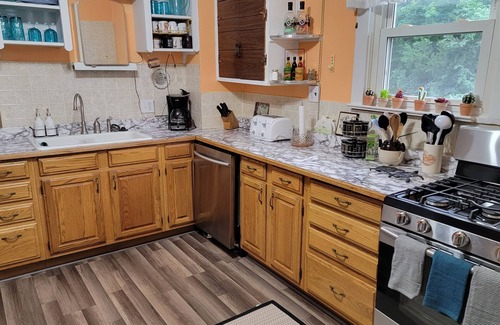 Berkeley Casa | Secluded in the City! New remodeled 2 bedroom near Berkeley Lake, pet friendly.