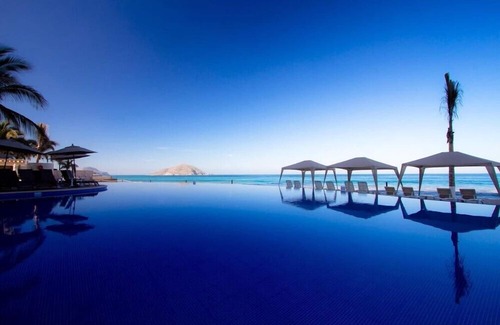Marina Mazatlán Hotel | Secluded Junior Suite w Jacuzzi & Pool Ideal for Couple Getaway