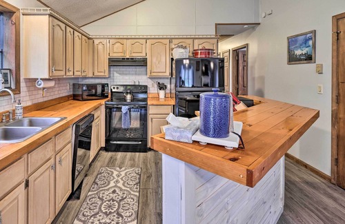 Greentown Cabaña | Secluded Lake Ariel Hideaway w/ Deck & Pool Access