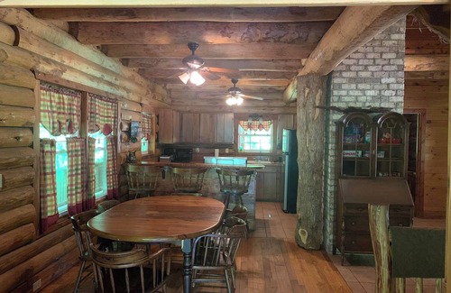 Lovingston Cabina | SECLUDED LAKE FRONT LOG CABIN