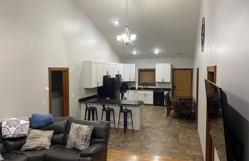 Albany Casa | Secluded Lake House Barndo!