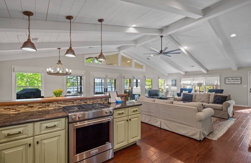 Lake Oconee Casa | Secluded Lake Oconee 4 Bed/4 BA lakefront home w/ Private dock, 10 Min to Publix