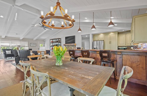 Lake Oconee Casa | Secluded Lake Oconee 4 Bed/4 BA lakefront home w/ Private dock, 10 Min to Publix