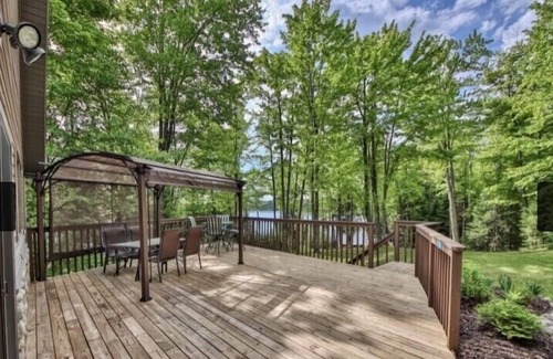 Florence Casa | Secluded lakefront property, sand beach, water slide, kayaks, and paddleboards!