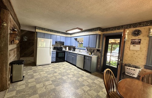 Stanton Cabina | Secluded Large Group Authentic Cabin with fishing, a hot tub and wi-fi