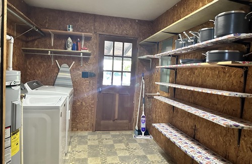 Stanton Cabina | Secluded Large Group Authentic Cabin with fishing, a hot tub and wi-fi