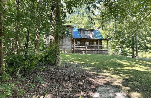 Stanton Cabina | Secluded Large Group Authentic Cabin with fishing, a hot tub and wi-fi