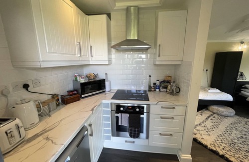Brighton Cabina | Secluded Lodge at the top of the garden. Free Parking, Dog Friendly £20 per pet