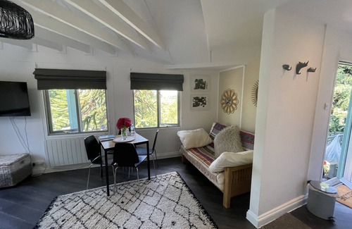 Brighton Cabina | Secluded Lodge at the top of the garden. Free Parking, Dog Friendly £20 per pet