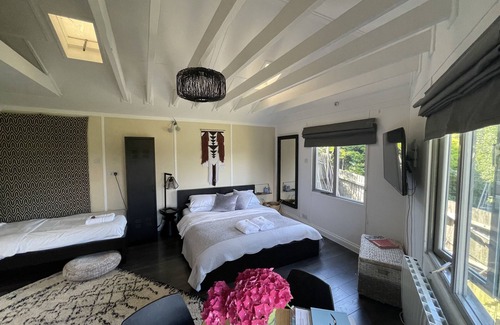 Brighton Cabina | Secluded Lodge at the top of the garden. Free Parking, Dog Friendly £20 per pet
