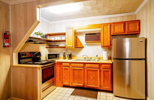Elkins Cabina | Secluded Lodge*Full kitchen + King Bed