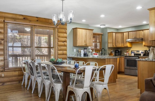 Ridgedale Cabina | Secluded Log Cabin, Billiards, Lake Views, Free Daily Attraction Tickets, Close to Big Cedar!