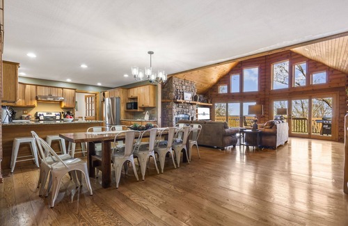 Ridgedale Cabina | Secluded Log Cabin, Billiards, Lake Views, Free Daily Attraction Tickets, Close to Big Cedar!