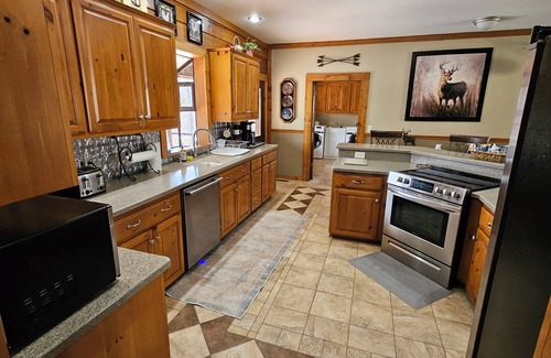 Brookport Cabina | SECLUDED, LOG CABIN, CONNECTED TO SHAWNEE NATIONAL FORREST!