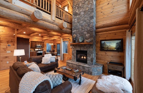 Almond Cabina | Secluded log cabin with fireplace and hot tub on deck.