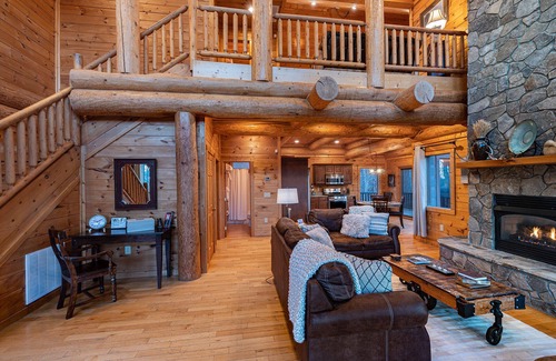 Almond Cabina | Secluded log cabin with fireplace and hot tub on deck.