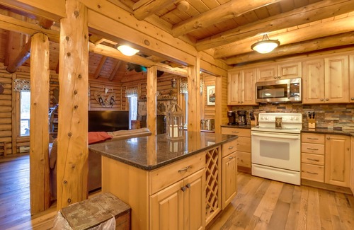 Cresco Cabina | Secluded Log Cabin w/ Fire Pit in Cresco!