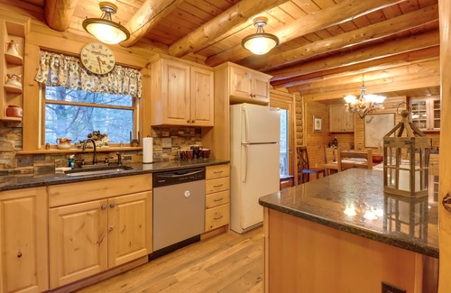 Cresco Cabina | Secluded Log Cabin w/ Fire Pit in Cresco!